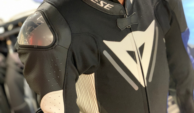 ダイネーゼの新作レザースーツ『DEMON SPRINT PERF 1PC LEATHER SUIT